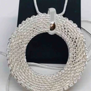  - ⭐️😱NET SILVER HALSBAND *HALSBANDET HAR EN STÄPEL 925/Hängemått:5CM KRDJA:43CM NYTT PLOMBERAD.     Leveras med en glittrig etuiet. SE PÅ BILDERNA. BJUDER PÅ PORTOT PRIS? Bud :) ⭐️