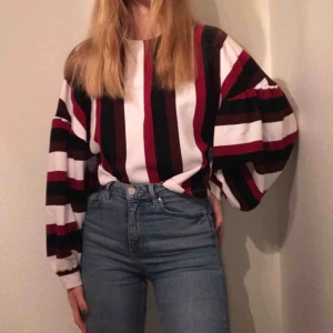  - Tröja från Bershka i bra skick endast använd tre gånger. Frakt tillkommer.