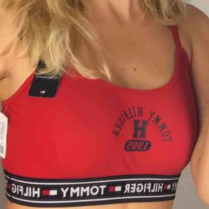  - TH topp som är i st L men passar mig rätt bra som är xs! Där är dock mycket plats för bröst och midjan är väldigt töjbar! Banden är också så man kan dra in o ut