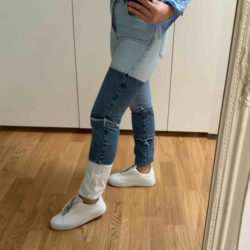 Elsa Hosk x Bikbok deconstructed blockfärgade jeans i storlek XS. Jättefina och unika men används tyvärr för lite.   Köparen står för frakten på 63kr. Jeans & Byxor.
