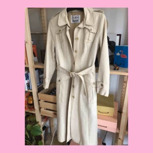  - Mammas kappa från 70-talet i väldigt gott skick. Använd några få gånger bara. Material i linne.  Nätt över axlar och byst så det är verkligen en XS och ej storlek S.