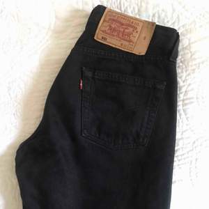 Svarta jeans från Levi’s i nyskick, av den populära modellen 501.  Hämta upp i Uppsala eller köparen står för frakt :)