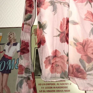  - Fin tröja från hollister, linne under ingår. 