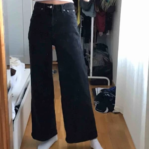  - Weekdays populära ”Ace” jeans i storlek 25/30