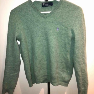  - Jag säljer en v-ringad tröja från Ralph Lauren i storlek S