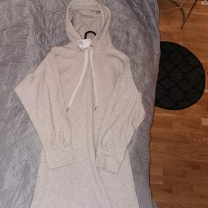 Lång hoodie i storlek xs från H&M, aldrig använd. Lapparna finns kvar. Köparen står för frakten. 