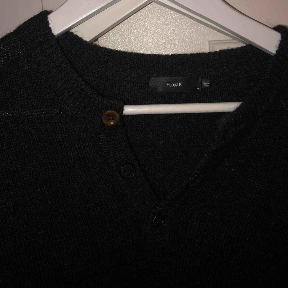 Stickad grå/svart stickad tröja från Filippa K. Jättebra skick, aldrig använd. . Tröjor & Koftor.