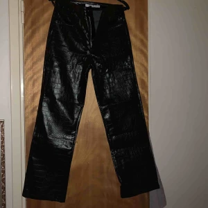  - Ett par faux läder byxor med ”krokodil” mönster. Raka och lössittande i modellen och möjligtvis lite kortare i längden. Jag köpte dem här byxorna förra hösten har aldrig använt dem så dem är i bra skick