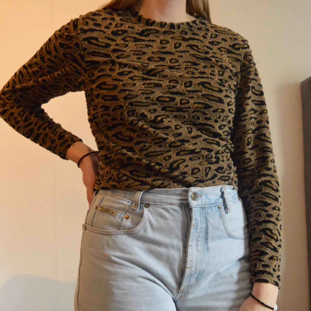 Säljer denna snygga tröja ifrån NA-KD i storlek S. I ett snyggt leopard mönster🐆 Frakt 39kr . Toppar.