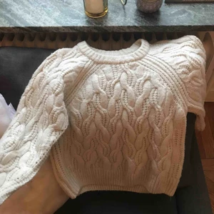  - Jättefin stickad tröja från hm, knappt använd. Köpare står för frakt, eller mötas i Sthlm.