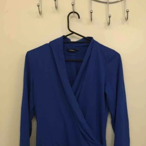  - Omlott-tröja i väldigt fin blå färg! 