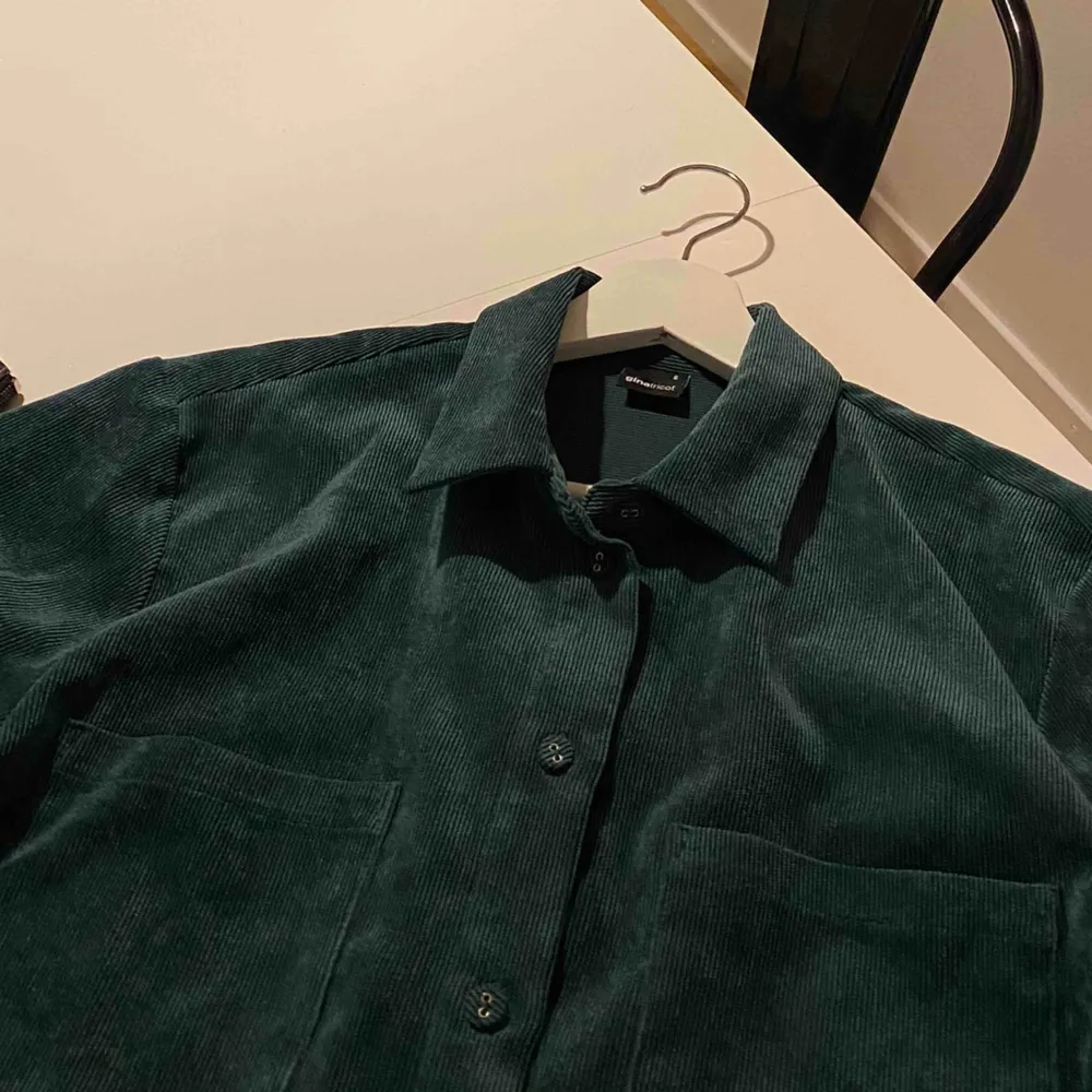 Grön skjorta från Gina Tricot i manchester. Denna köpte jag i höstas men den har inte kommit till användning som mycket som jag tänkt. Den är i superfint skick! Jag är vanligtvis en XS men denna sitter på mig som en lite oversized skjorta.. Skjortor.