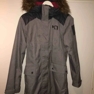  - Jacka från Karitraa i helt nytt skick.