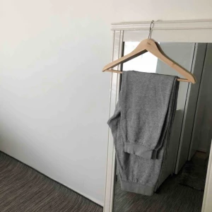  - Grå mjukisbyxor i storlek M/L, personligt rätt ”oversize” vid vaderna. Liten defekt, annars bra skikt. Använt ett par gånger. Kontakta för fler bilder och frågor! Frakt förekommer.