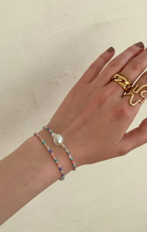 Handgjorda smycken  - Säljer jättefina handgjorda smycken. Kontakta mig för egen beställning.  Armband: 30kr Halsband: 60kr örhängen: 20kr 