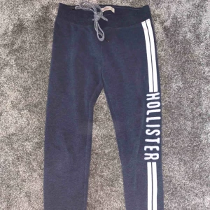  - Holister mys byxor med snörning i midjan storlek XS säljer för 50kr + frakt