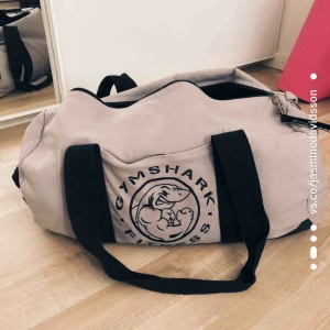  - Säljer nu min super snygga väska från gymshark💓 frakt ingår i priset😚