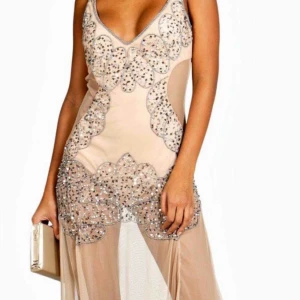  - Festklänning/ Balklänning unik med paljetter, body undertill ihopsydd!  Helt NY me etikett!  För mer bilder smsa! 