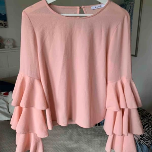  - Säljer min söta volangblus.  Köparen står för frakten.