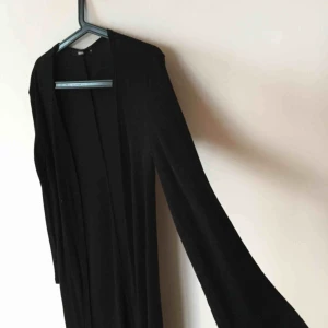  - Simple black cardigan. Cant go wrong😎