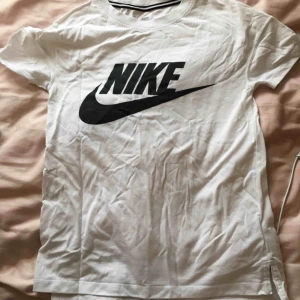  - Storlek XS men passar även small. Säljes då den inte kommer till användning. Behöver strykas en aning.   •Köparen står för frakt!