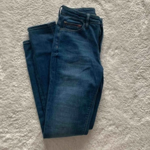  - Tommy hilfiger jeans, strl w29L32 endast använda ett par gånger så i nyskick