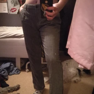 Mörkgråa kostymbyxor  - Mörkgråa kostymbyxor i storlek 40, begagnade med märke okänt. Smått stora i höften på mig (38/40) men väldigt sköna och bra annars. Kan mötas i Stockholm eller så betalar köparen frakt.