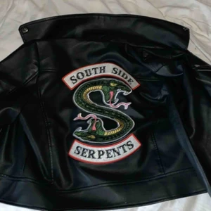  - Tänkte bara se om det finns i Intresse av min South Side Serpent jacka, tänkte 400kr. Nypris:1099kr (emp.shop)Stor i storleken så den passar nog på folk i stl M