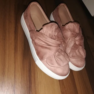 Slip ons, aldrig använts - Rosa/beiga skor, har aldrig använt dessa! Beställt från zalando, därefter legat orörda 