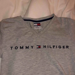  - Tommy Hilfiger - grå, v-neck, det står S på tröjan men passar även XS