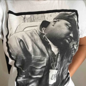  - Jättesnygg biggie t-shirt som jag tyvärr måste sälja då den inte är min stil längre:( köpt i New York sommaren 2018 och knappt använd. Köparen står för frakt annars möts jag upp i thn/vbg! (Har lagt upp den på ett gammalt konto också)