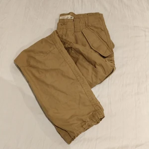 Beige cargo pants - Köpte på pojkavdelning på H&M, stora i midjan men passar bra med bälte :) (frakt ingår)