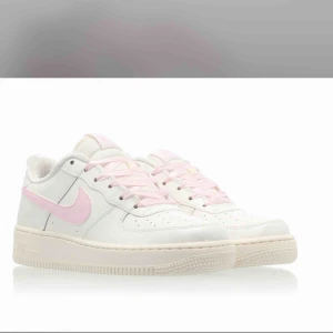  - Jätte snygga Nike Air Force 1!!! Köpta för 1100kr! Dom är rätt slitna så därav priset. Möter upp i Stockholm men kan även frakta! Storleken är 38,5! 