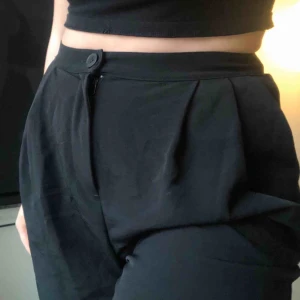  - Sköna kostymbyxor från Monki✨ Passar mig inte längre så de är knappt använda. Köpta för 300kr. De är tunna och sköna i materialet