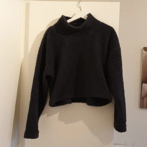 Croppad trocktröja.  - Mörkgrå croppad tjocktröja från BikBok. Använd fåtal gånger. Köparen står för frakten! 