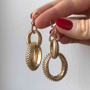  - Örhängen ifrån glitter.  Möts i Stockholm eller fraktar. Köparen betalar frakt 🌸