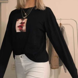  - Svart tröja med märke, köpt på Carlings med märket Stay, storlek XS, sitter löst men väldigt bra💗