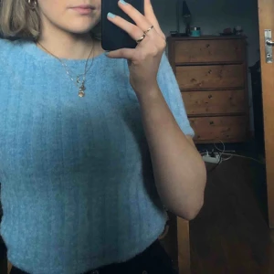  - Ljusblå lite luddig topp, jätteskön på💙