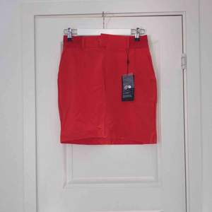 En röd sportig kjol helt oanvänd med etiketten kvar. Säljes pga att den ej används. 