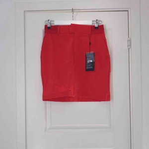  - En röd sportig kjol helt oanvänd med etiketten kvar. Säljes pga att den ej används. 