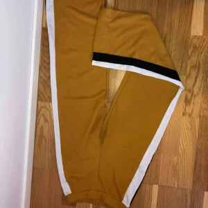  - Fina byxor, sitter som en smäck i rumpan 