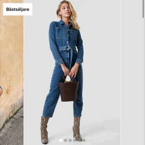  - Så fin denim jumpsuit till våren! Säljes då den tyvärr inte kommer till användning längre. Köpt för 599 kr från Naked 💙