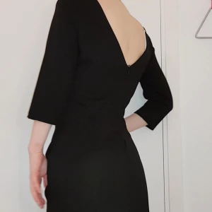 Svart klänning - Snygg klassisk klänning men är för stor för mig🥺 Klänningen är från märket Vila, använd ett fåtal gånger och har en superfin detalj i sidan (3:e bilden)!