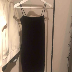  - Svart tight klänning från gina tricot i bra skick. Säljs pga att den inte används. Fraktar endast!🥰💕