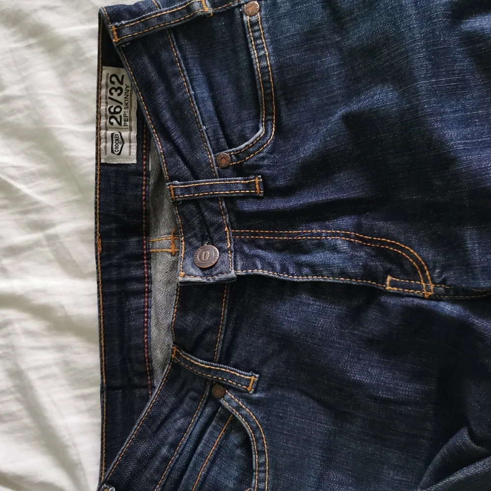 Mörkblåa Crocker jeans i 26/32. Skinny jeans, inte riktigt slim vid benslut. Lågmidjade. Skriv för fler bilder/frågor. Har garderobsrensning så kolla gärna in mina andra annonser för paketpris! . Jeans & Byxor.