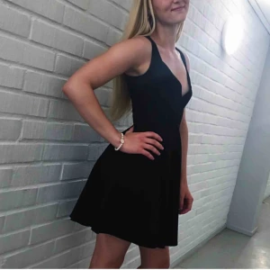  - Svart mini klänning från Nelly då den är för liten för mig nu. Använd ett fåtal gånger. Fint skick. Ganska öppen så rekomenderar att tejpa vid brösten. Obs köparen står för frakten