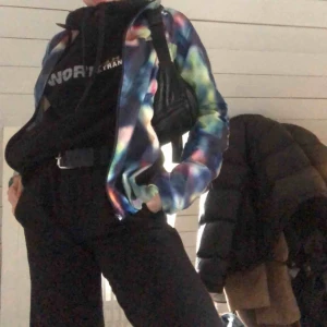  - Tunn springjacka som jag använt som vanlig vindjacka typ. Lite 70tal feeling med färgerna. Perfekt till våren/sommaren om d blåser osv. Använd sparsamt. Skriv för mer bilder💗 köparen står för frakt🚚