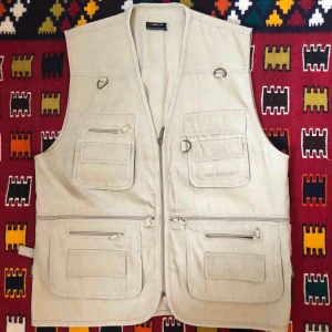  - Skit tung och mycket fräscha väst från Humana Secondhand i storlek One Size. Den är dock lite större men passar nästan allt och alla 🤍 Skriv för diskussion för pris⭐️ 