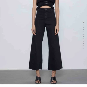  - säljer dessa snygga vida jeans från Zara, storlek 34 🦋💕
