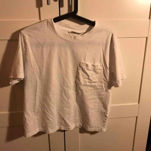 - Säljer en super fin weekday t-shirt. 50kr + 44kr i frakt
